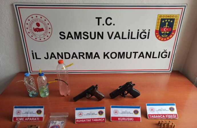 Samsun’da uyuşturucu kullanan iki şahsın ikametine polis operasyon düzenledi.