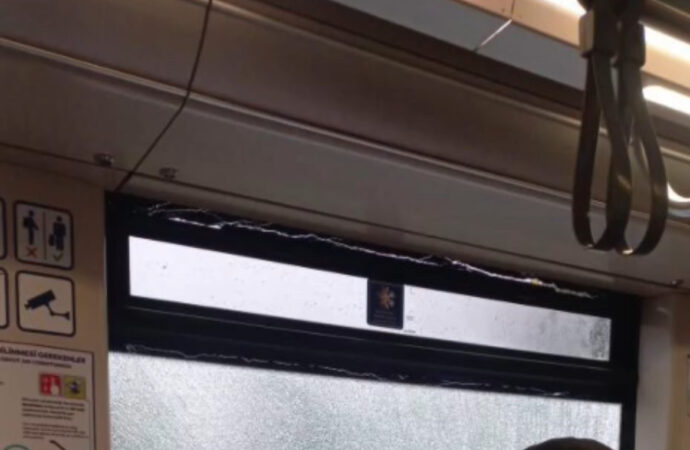 Zeytinburnu’nda tramvayın açılan kapağı, camı patlatarak zarar verdi.