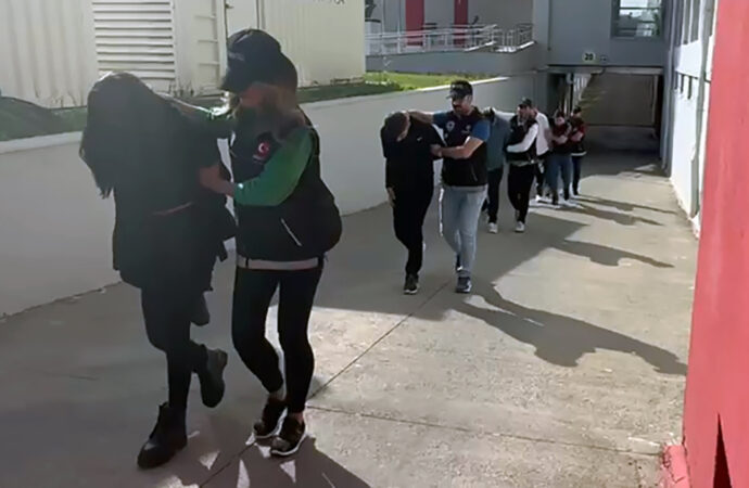 Adana’da gerçekleştirilen ‘torbacı’ operasyonunda 2 kişi tutuklandı.