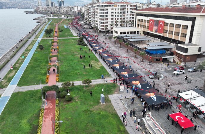 Atatürk, Cumhuriyet’in kurucusu olarak bilinen lider, İzmir’de düzenlenen bir törenle anıldı.