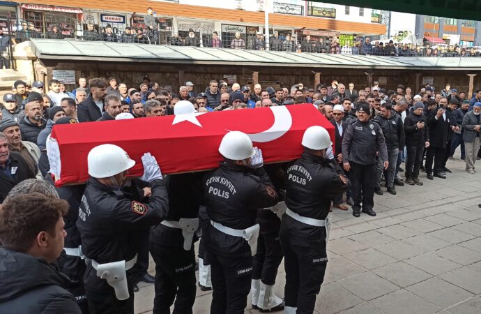 Polis memleketinde vefat eden meslektaşının cenazesini son yolculuğuna uğurladı.