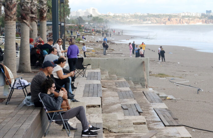 Antalya’da meydana gelen şiddetli yağış ve fırtına sonucunda tekneler alabora oldu, ağaçlar ise devrildi.