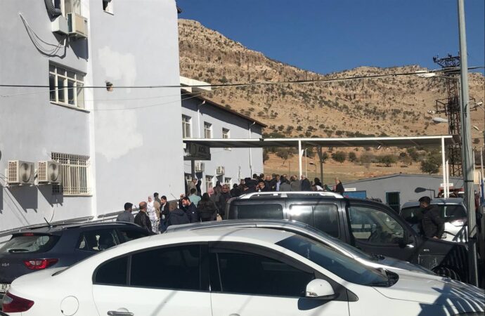Mardin ilinde gerçekleşen bir olayda silahlı bir kavga yaşandı ve bu kavgada bir muhtar ile dört kişi yaralandı.