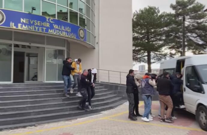 Nevşehir’de gerçekleştirilen bir operasyonda, ‘kargo dolandırıcılığı’ suçlamasıyla 11 kişi gözaltına alındı.