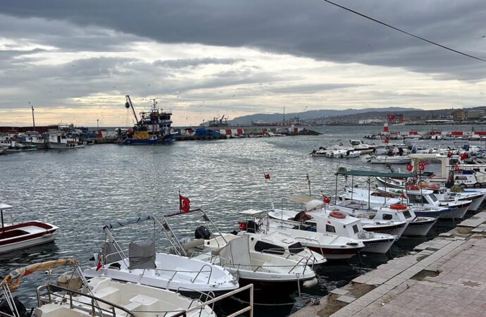 Lodos, Tekirdağ’da deniz ulaşımını olumsuz etkiledi.