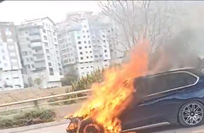 Ankara’da bir otomobil alev topuna döndü.