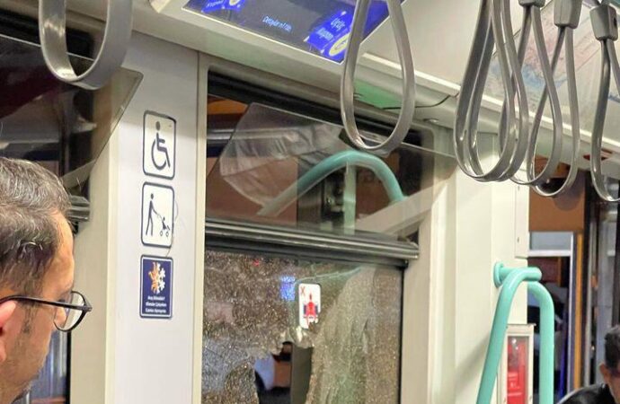 Zeytinburnu ilçesinde tramvaya yönelik taşlı saldırı gerçekleşti.