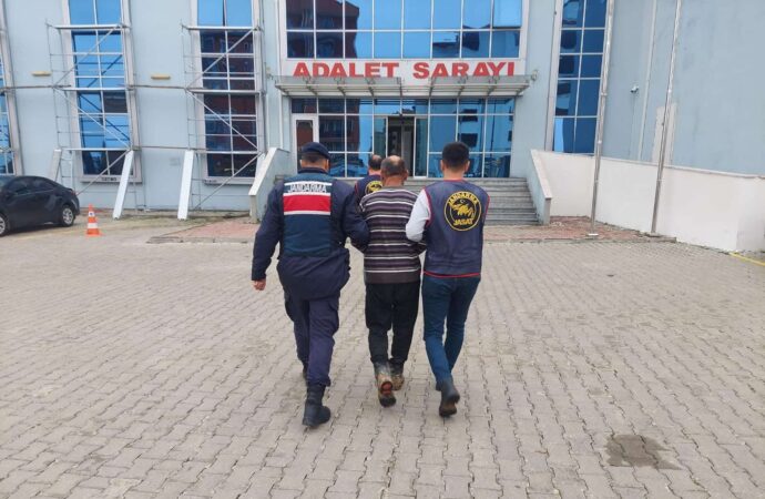 54 yıl hapis cezasıyla aranan bir firari, sonunda ahırda yakalandı.