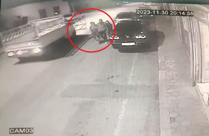 Kamyonetin açılan kapağı, yolda yürüyen bir kadının başına çarptı. Bu anlar ise güvenlik kamerası tarafından kaydedildi.