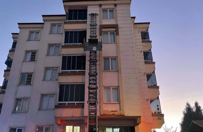 Taşıma asansörünün kapısı açıldığında, iki kuzen 15 metre yükseklikten düşerek trajik bir olay yaşadı. Maalesef, olay sonucunda bir kişi hayatını kaybederken diğer kuzen ise yaralı olarak kurtuldu.