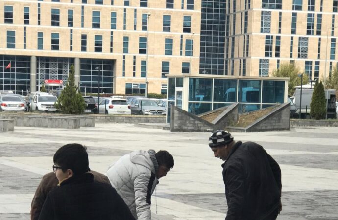 Boşanma davası, tekerlekli yatakla getirildi.