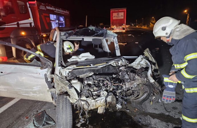 İki TIR’ın çarpıştığı otomobilde bulunan kardeşlerin kaderi acı bir şekilde ayrıldı. Kazada maalesef bir kişi hayatını kaybederken, diğer kardeş ise yaralı olarak kurtuldu.