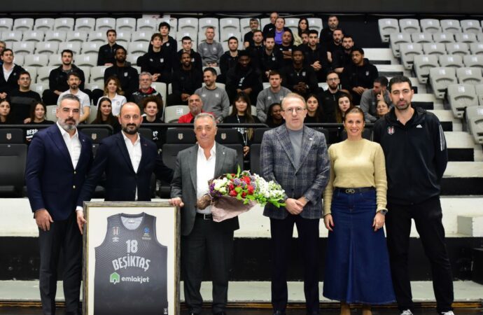 Beşiktaş Başkanı Ahmet Nur Çebi, kulübün kadın ve erkek basketbol takımlarıyla bir araya geldi.