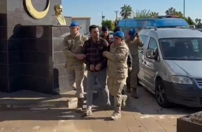 Bir kadın tekstilci, alacak nedeniyle saldırıya uğradı ve şüpheli, onu vurarak boğazını kesti. Şüpheli, tutuklandı.