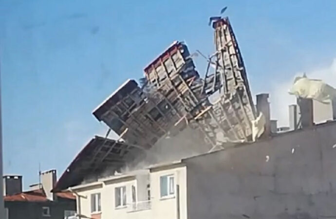 Sivas’ta şiddetli bir rüzgar etkili oldu ve bu durum çatıların uçmasına, araçların ise hasar görmesine neden oldu.