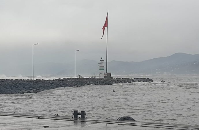 Trabzon’da dalgalarla fotoğraf çekmeye çalışan 2 genç, denizde kayboldu.