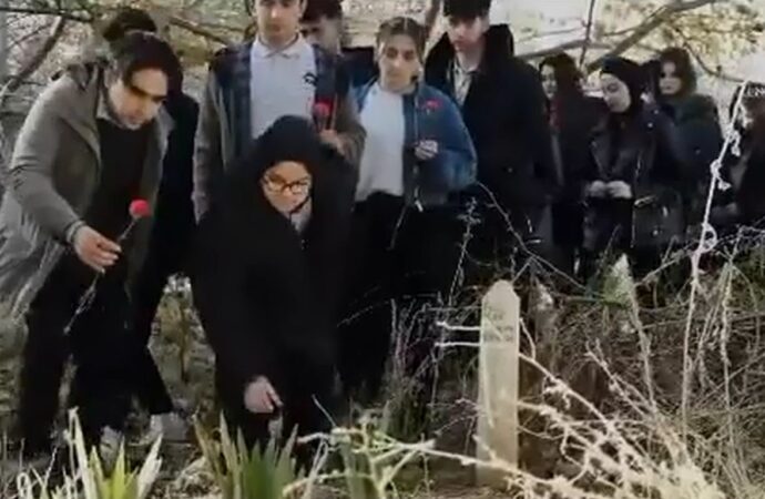 Öğrenciler, okuldan kaçarak depremde hayatını kaybeden öğretmenlerini anmak için bir araya geldi.