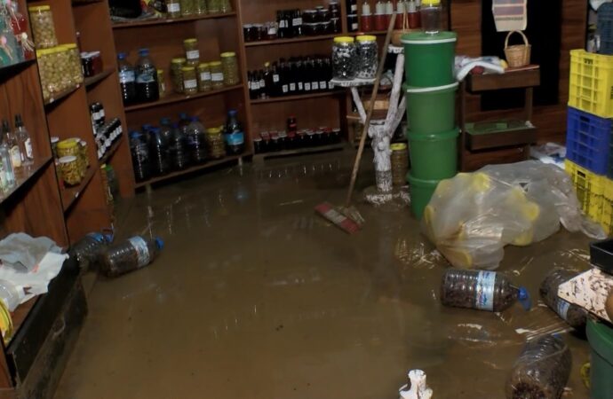 Mudanya ilçesinde meydana gelen şiddetli sel felaketi sonucunda dereler taşarak, araçlar sular altında kaldı.