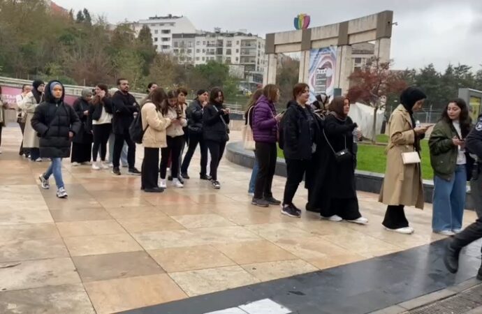 AVM’lerde muhteşem bir Cuma günü kuyruğu yaşanıyor.