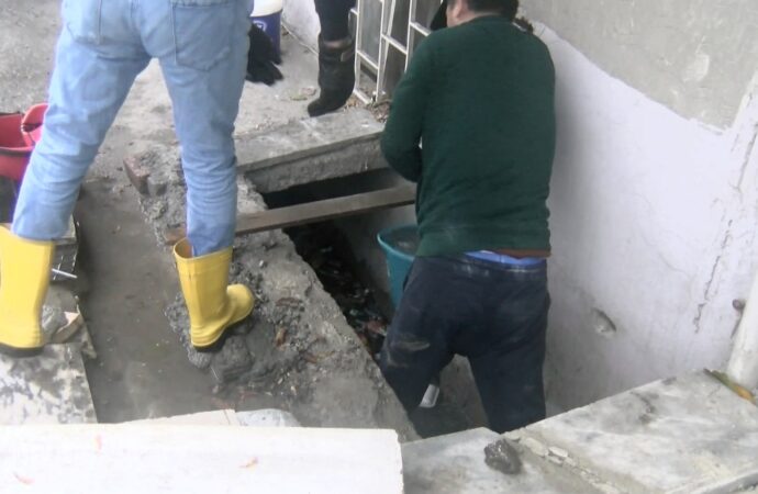 Bağcılar ilçesinde bulunan evlerin bodrum katları su baskınına uğradı.