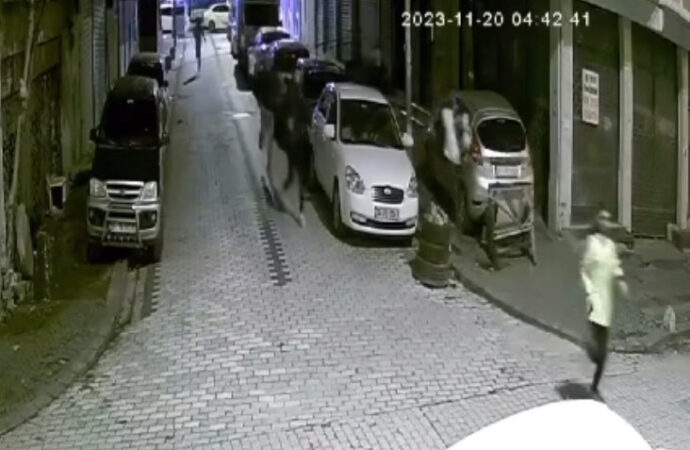 Küçükçekmece ilçesinde gerçekleşen bir gasp olayı, güvenlik kameralarına yansıdı.