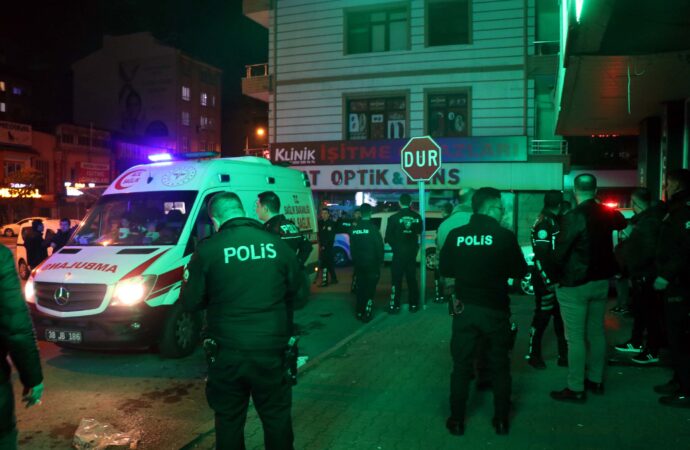 Kayseri’de meydana gelen silahlı kavga sonucunda 2 kişi hayatını kaybetti.