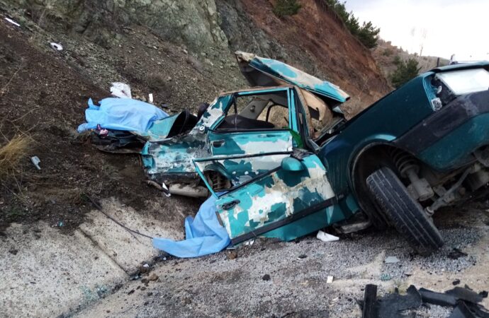 Tokat ilinde meydana gelen trafik kazasında, bir otomobil TIR ile çarpışarak tamamen hurdaya döndü. Kazada maalesef 2 kişi hayatını kaybederken, 1 kişi ise yaralandı.