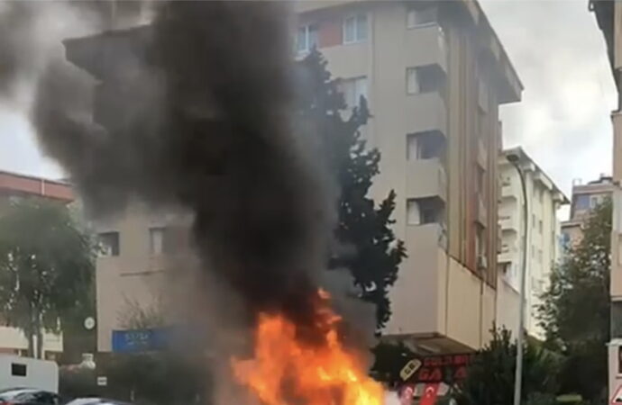Üsküdar ilçesinde seyir halindeki bir otomobil alev topuna döndü.