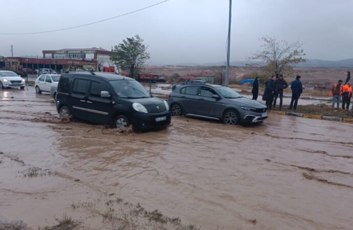 Kırıkkale’de meydana gelen sağanak yağışlar sonucunda dere taşarak, yol suyla kaplandı.