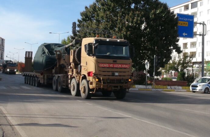 Fırat Kalkanı bölgesine askeri birliklerin sevkiyatı gerçekleştirildi.