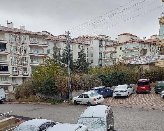 Ankara’ya mevsimin ilk karı düştü.