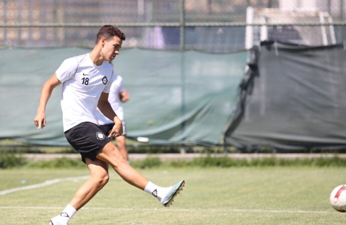 Altay’da genç bir futbolcu olan Onur, imza attı.