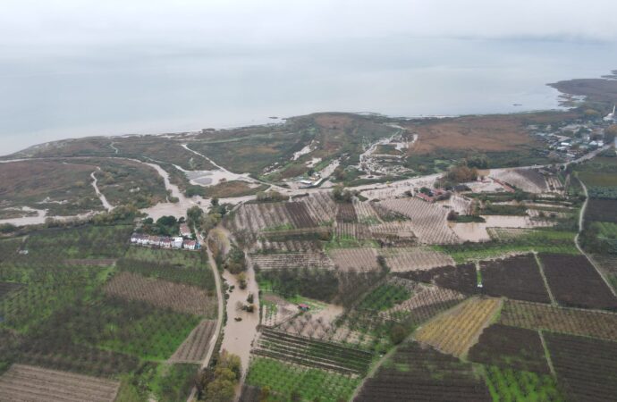 Mudanya ilçesinde meydana gelen şiddetli sel felaketi sonucunda dereler taşarak, araçlar su altında kaldı.