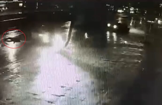 Bir otomobil, direğe çarptıktan sonra sürücüsü yolun ortasına savruldu. Bu anlar güvenlik kamerası tarafından kaydedildi.