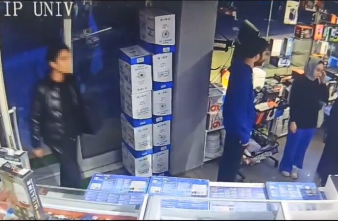 Arnavutköy ilçesinde bir okuldan hırsızlık yaptığı şüphelenilen kişiler, çaldıkları eşyaları satarken polis tarafından yakalandı.