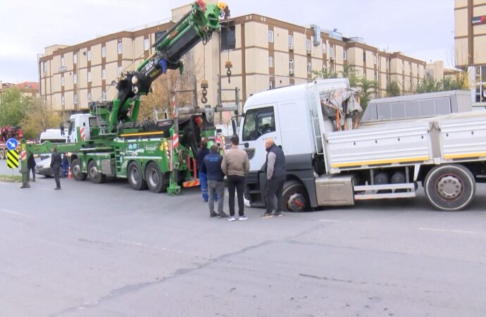 Başakşehir’de meydana gelen olayda, asfaltın çökmesi sonucu bir kamyonun tekerleği çukura düştü.