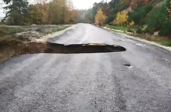 Çanakkale ilindeki cadde ve sokaklar adeta göle dönüştü.