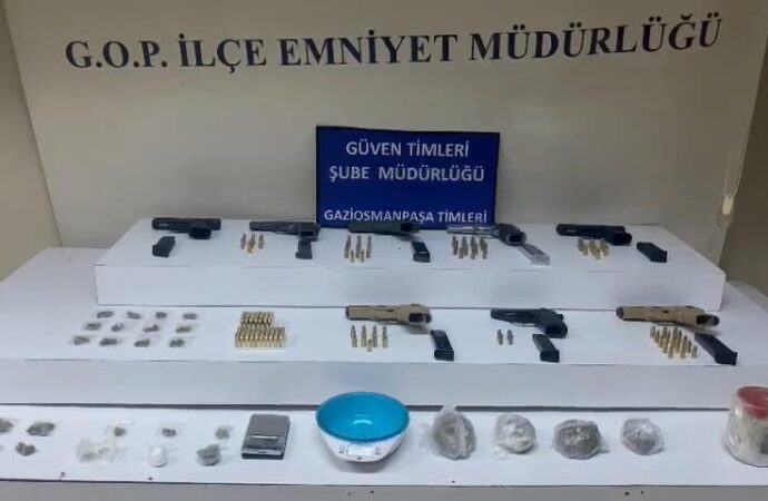Gaziosmanpaşa ilçesinde uyuşturucu satıcılarına yönelik gerçekleştirilen operasyonda 4 kişi gözaltına alındı.