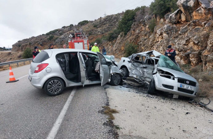 Isparta’da meydana gelen trafik kazasında, otomobillerin çarpışması sonucunda 1 kişi hayatını kaybetti. Kazada başhekim ve 3 sağlık çalışanı da yaralandı.