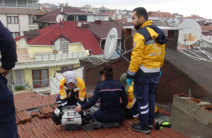Avcılar ilçesinde, bir kişi çatıda hayatını kaybetti.