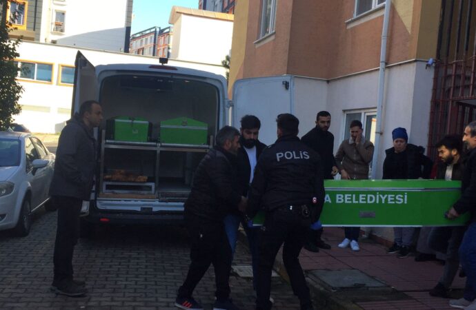 Bir çift arasında yaşanan anlaşmazlık sonucunda, tartışma şiddetlenerek korkunç bir trajediye dönüştü. Tartışmanın ardından kocası, eşini acımasızca öldürdü ve aynı zamanda oğlunu da ciddi şekilde yaraladı.