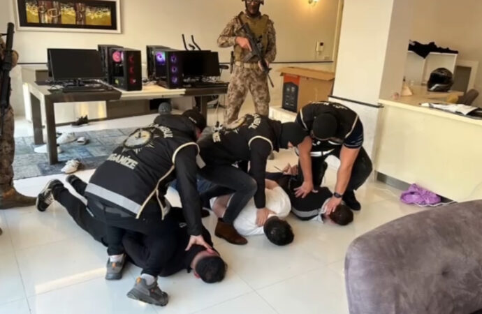 Yolyemezler çetesine yönelik operasyonda 22 kişi gözaltına alındı ve tutuklandı.