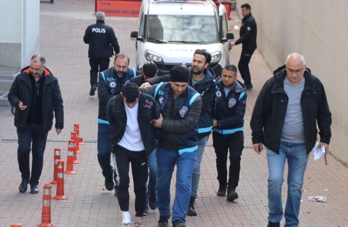 İki kardeşin hayatını kaybettiği kavgada gözaltına alınan dört şüpheli, adli makamlar tarafından sorguya çekildi.