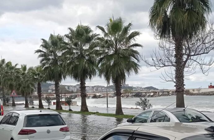 Dev dalgalar, Karadeniz Sahil Yolu’na ulaştı.