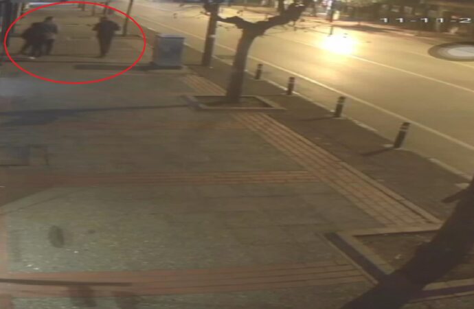 Kapkaç yöntemiyle cüzdan çalan 2 şüpheli, polis tarafından yakalandı.