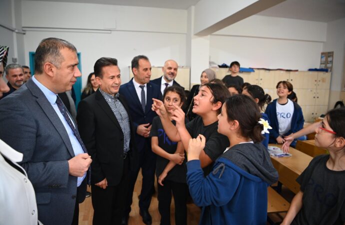 Bir öğrenci, “Eğer seçilirsem belediye başkanını getireceğim” diyerek verdiği sözü tuttu.