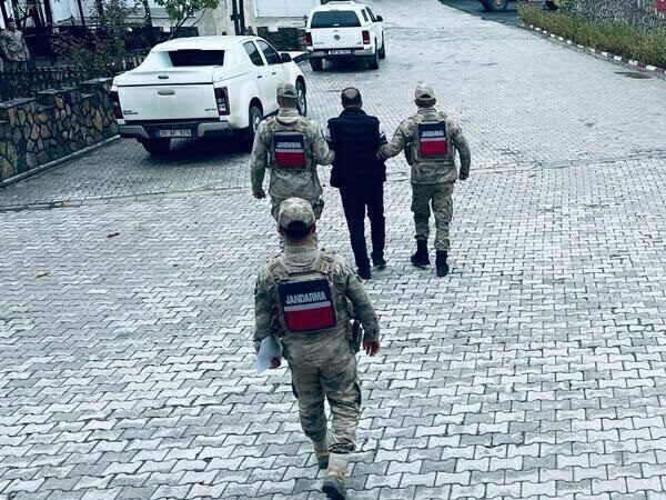 Hakkari ilinde kaçak durumda olan mahkumlar ve aranan şüphelilere yönelik operasyon gerçekleştirildi. Operasyon sonucunda 100 kişi gözaltına alındı.