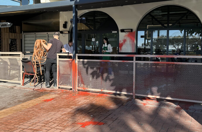 Alanya’da beş iş yerine kırmızı boyalı saldırı gerçekleştirildi.