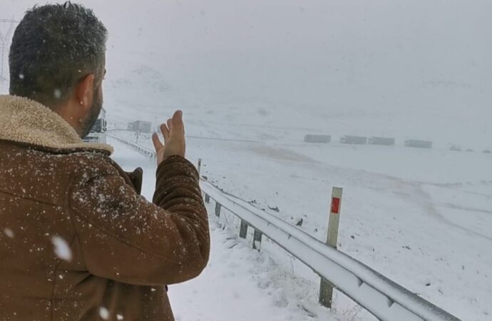 Kars’ta ulaşıma kapalı olan yedi köy yolunun sayısı arttı. (2)