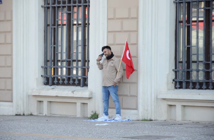 İzmir’de İsrail bayrağına basarak kafasına tabanca dayayan şüpheli, gözaltına alındı ve tutuklandı.